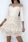 robe chic beige à manches 3/4 et doublure ajourée a franges